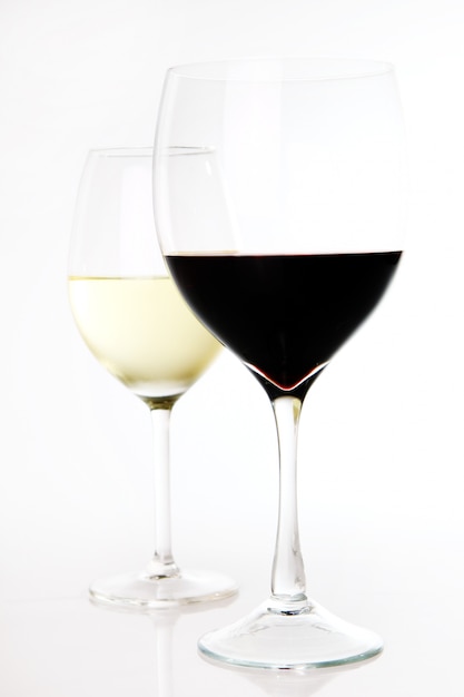 Vino rosso e bianco in bicchieri