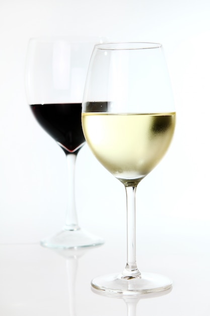 Vino rosso e bianco in bicchieri