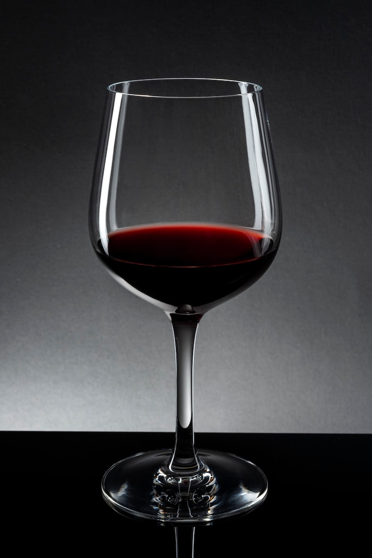 Foto gratuito vino rosso in bicchiere di vino isolato