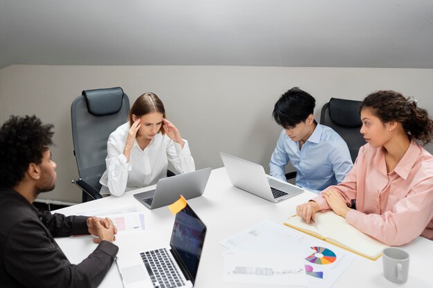 Violenza sul posto di lavoro tra colleghi