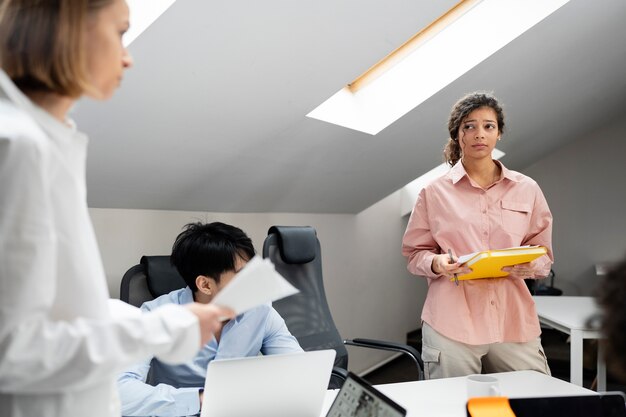 Violenza sul posto di lavoro tra colleghi