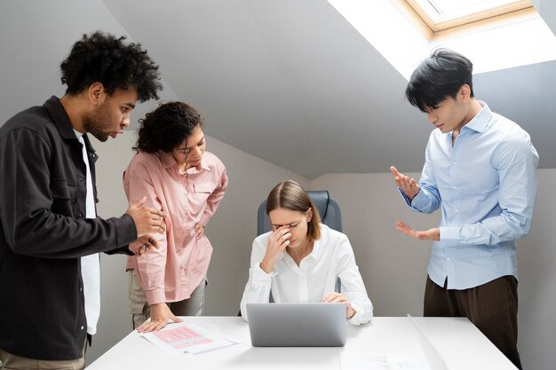 Violenza sul posto di lavoro tra colleghi