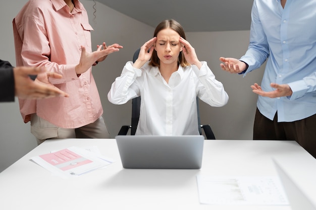 Violenza sul posto di lavoro tra colleghi