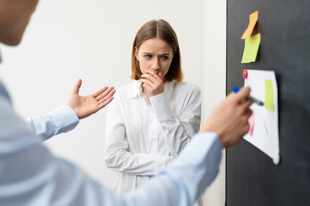 Violenza sul posto di lavoro tra colleghi