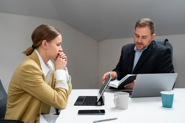 Violenza sul posto di lavoro tra colleghi