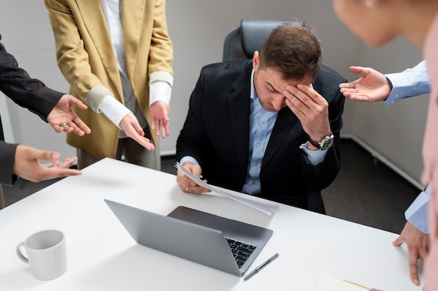 Violenza sul posto di lavoro tra colleghi