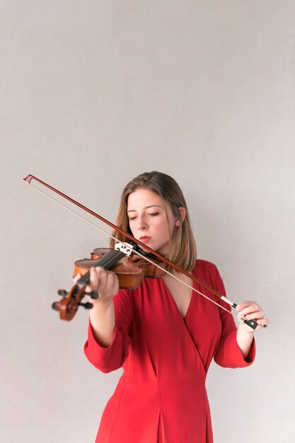 Violinista femmina che suona il violino
