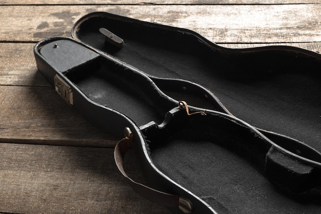 Violino su un tavolo in legno strutturato