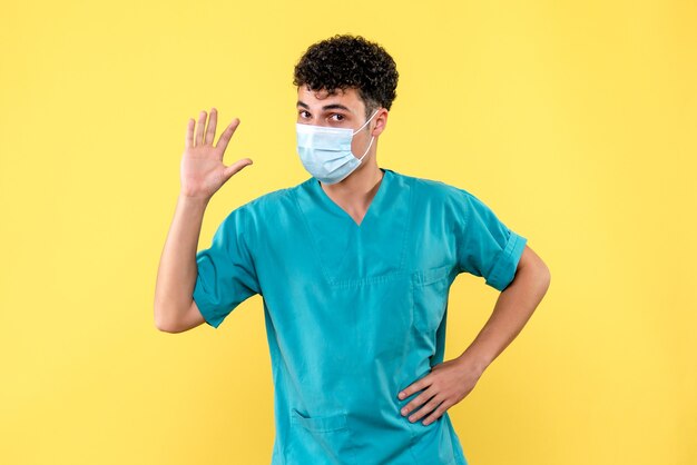 Visione frontale dottore il dottore in maschera è sicuro che la pandemia di coronavirus finirà presto