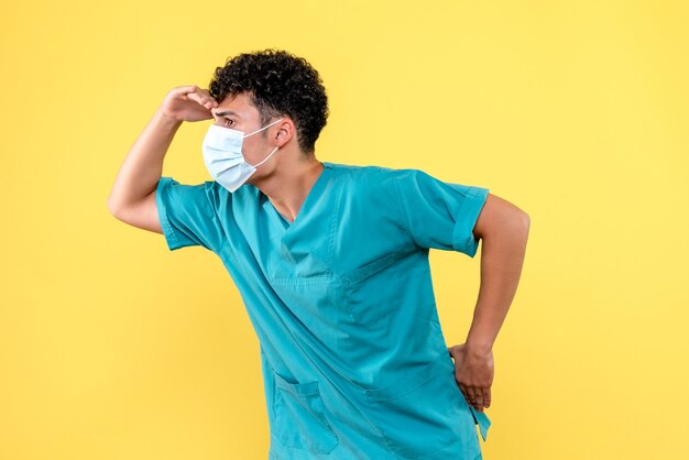 Visione frontale medico il dottore sta pensando alla situazione con il coronavirus