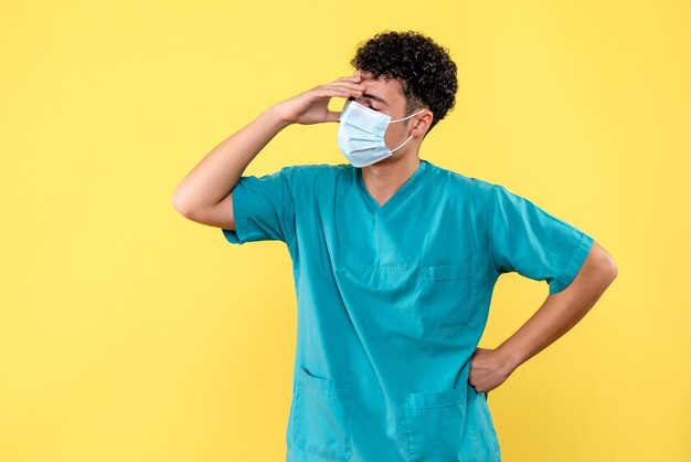 Visione frontale medico il dottore sta pensando alla situazione di COVID-