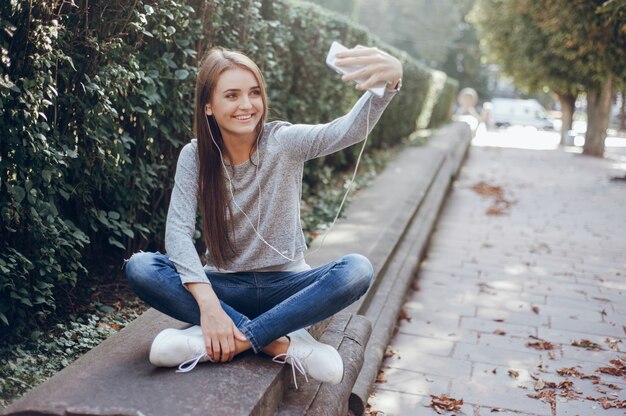 viso giovane selfie maglione pantaloni a vita bassa