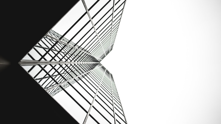 Foto gratuito vista a basso angolo di un edificio in vetro a specchio