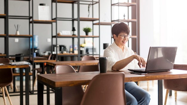 Vista a lungo dai capelli corti della donna di affari