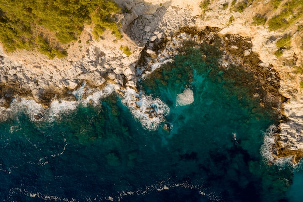 Vista a volo d'uccello di una rottura della riva