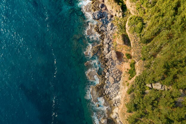 Vista a volo d'uccello di una rottura della riva