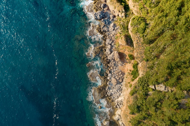 Vista a volo d'uccello di una rottura della riva