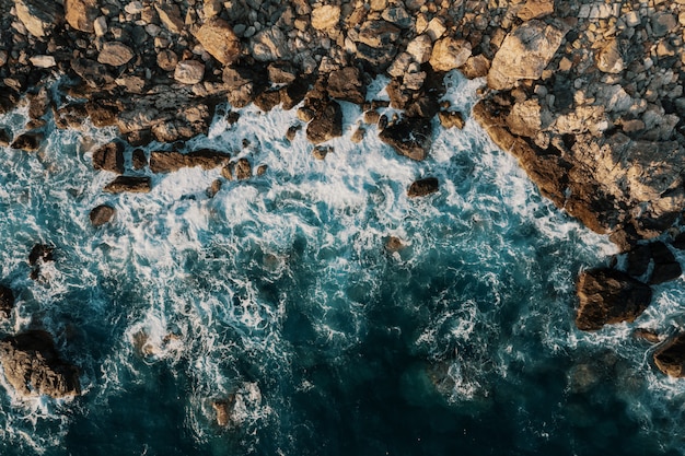 Vista a volo d'uccello di una rottura della riva