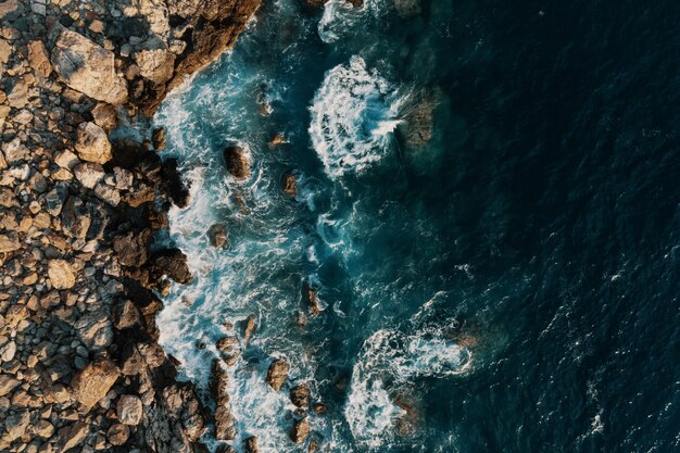 Vista a volo d'uccello di una rottura della riva