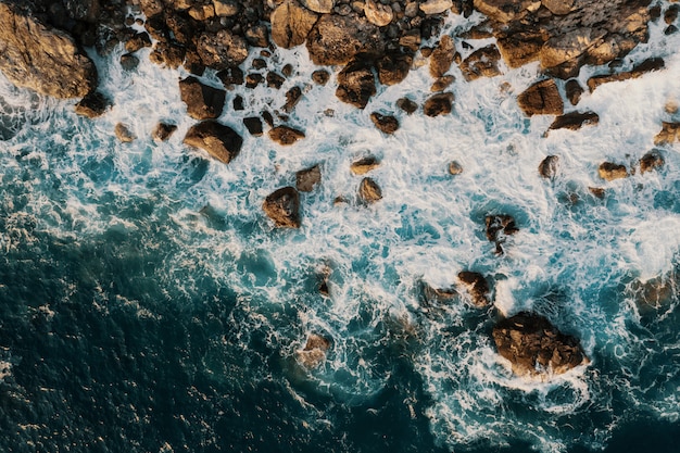 Vista a volo d'uccello di una rottura della riva