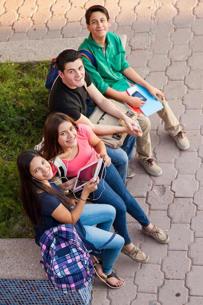 Vista ad alto angolo di un gruppo di amici delle scuole superiori che vanno in giro dopo la lezione