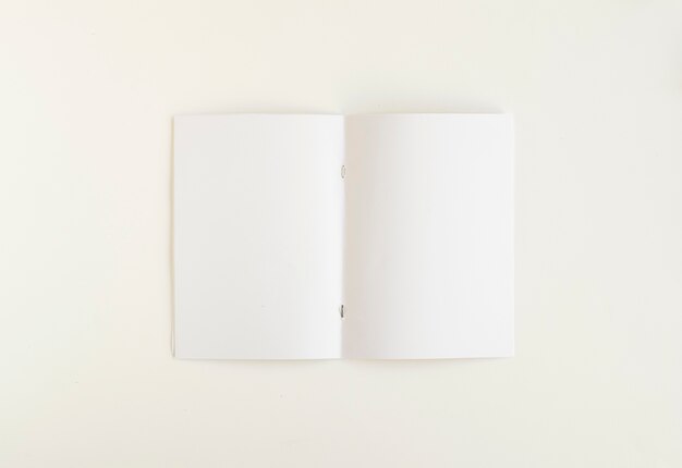 Vista ad alto angolo di una carta bianca vuota