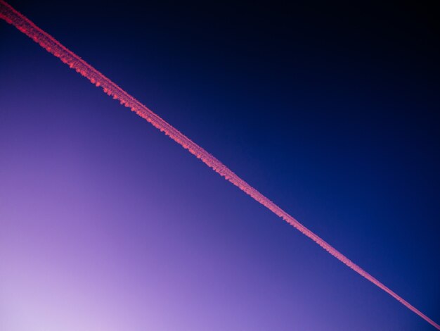 Vista ad angolo basso di una pista aerea su un cielo blu durante la sera - ottima per gli sfondi