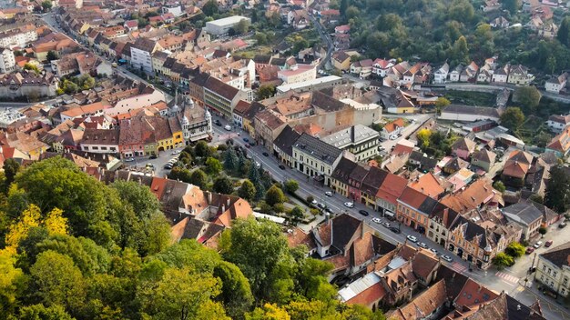 Vista aerea con drone del centro storico di Sighisoara Romania Strade di vecchi edifici con automobili