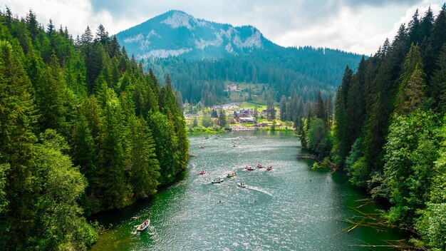 Vista aerea con drone del Lago Rosso in Romania