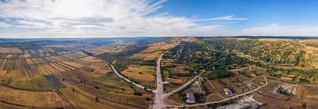 Vista aerea dei campi del villaggio con strade trasversali