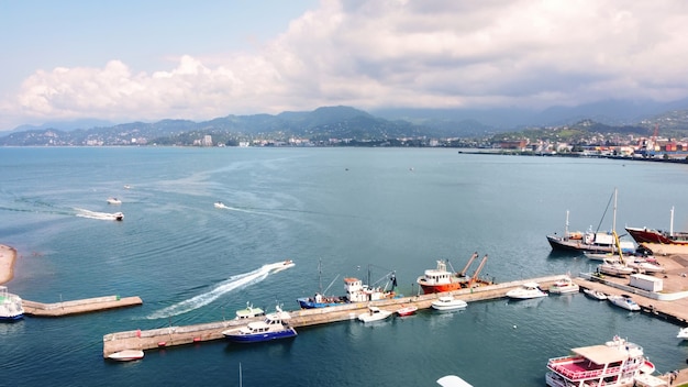 Vista aerea dei droni della costa a Batumi Georgia, sul porto del Mar Nero, sulle montagne delle barche