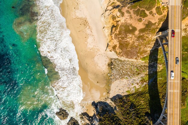 Vista aerea del California Bixby Bridge a Big Sur nella contea di Monterey