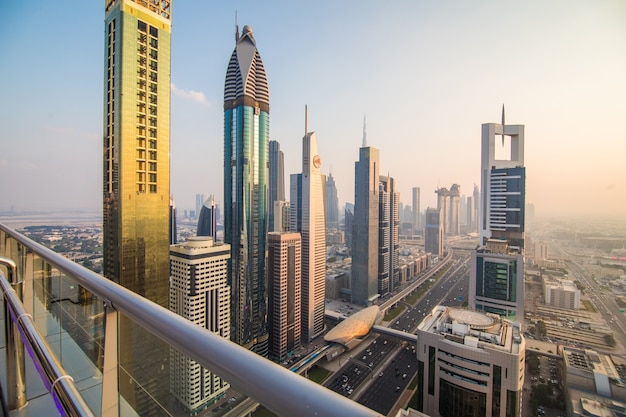 Vista aerea del centro cittadino di Dubai in una giornata autunnale, Emirati Arabi Uniti