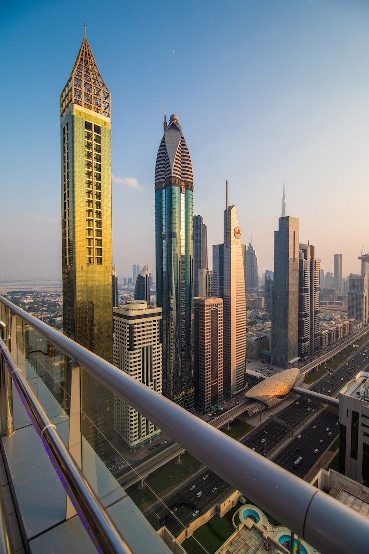 Foto gratuito vista aerea del centro cittadino di dubai in una giornata autunnale, emirati arabi uniti