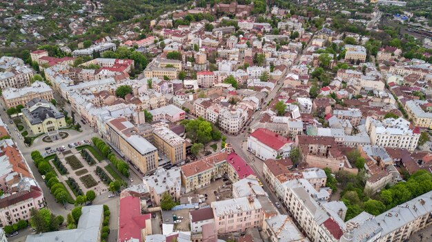 Vista aerea del centro storico della città di Chernivtsi da sopra l'Ucraina occidentale.