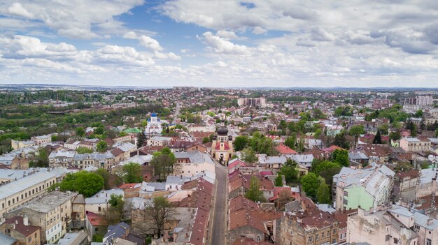 Vista aerea del centro storico della città di Chernivtsi da sopra l'Ucraina occidentale.