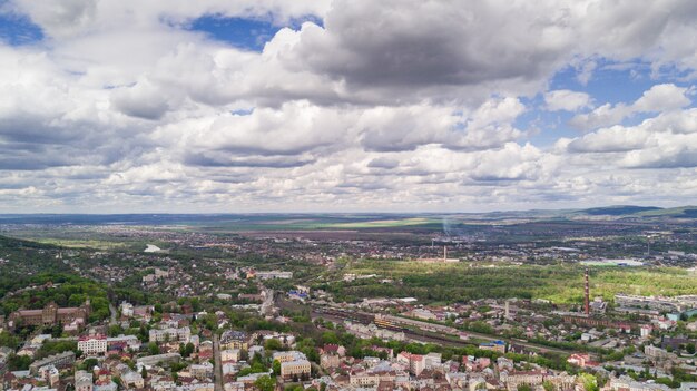 Vista aerea del centro storico della città di Chernivtsi da sopra l'Ucraina occidentale.