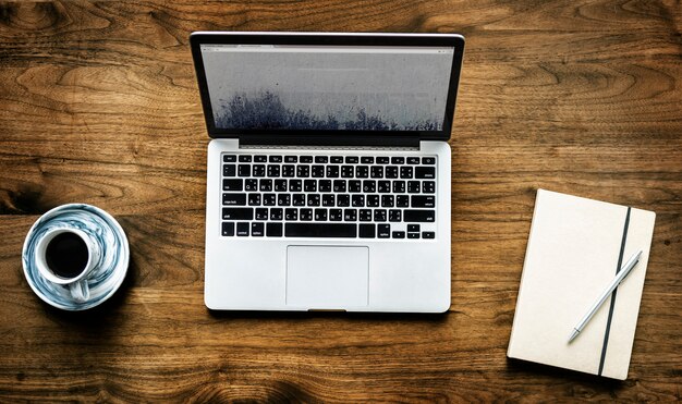 Vista aerea del computer portatile del computer sul concetto dell&#39;area di lavoro della tavola di legno