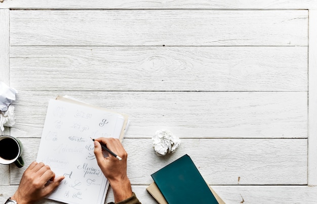 Vista aerea del concetto di lavoro dell&#39;area di lavoro dell&#39;artista di caligraphy con lo spazio della copia