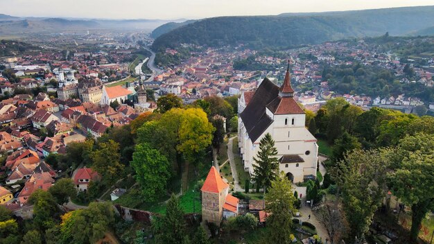 Vista aerea del drone del centro storico di Sighisoara Romania Chiesa sulla collina circondata