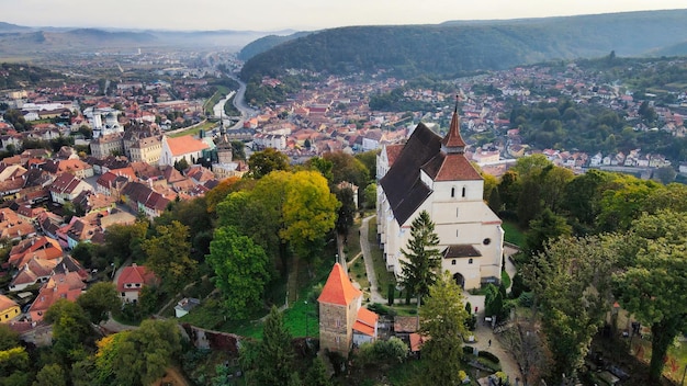Vista aerea del drone del centro storico di Sighisoara Romania Chiesa sulla collina circondata