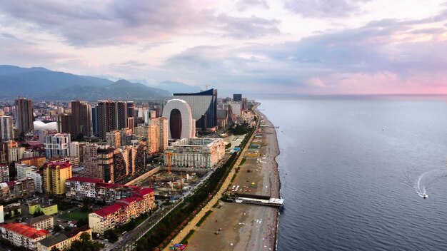 Vista aerea del drone della costa Mar Nero edifici verde montagne cielo nuvoloso