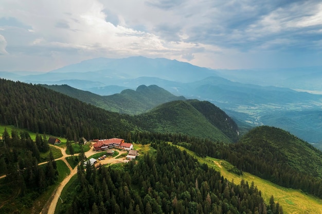 Vista aerea del drone di Poiana Brasov Romania Edifici turistici situati sulla cima della montagna ricoperta da una lussureggiante foresta