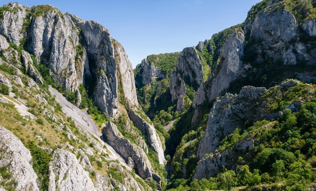 Vista aerea del drone di un canyon roccioso in Romania