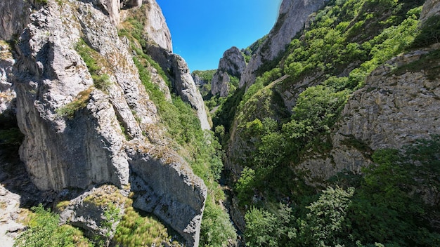 Vista aerea del drone di un canyon roccioso in Romania