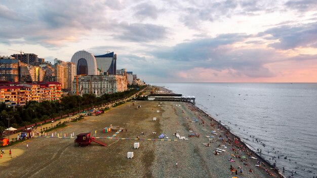 Vista aerea del drone di una spiaggia al tramonto Hotel e ristoranti del Mar Nero che nuotano