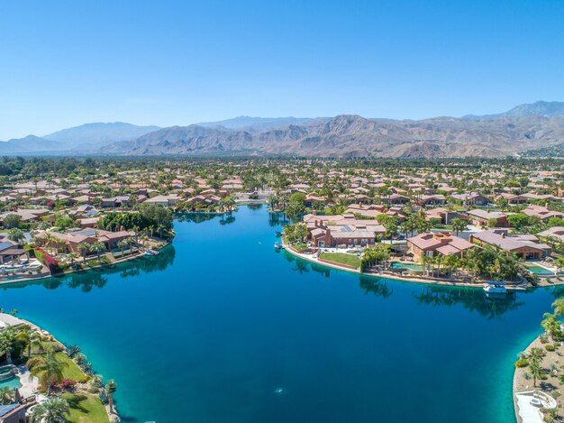 Vista aerea del lago Rancho Santa Margarita in una giornata di sole in California