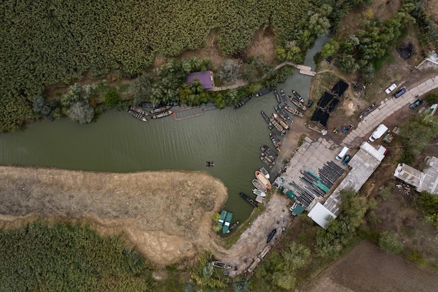 Vista aerea del molo di pescatori dock con molte barche da pesca parcheggiate in un porto. Vista a volo d'uccello dall'alto del piccolo porto di pesca.