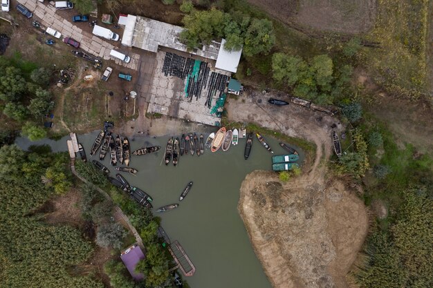 Vista aerea del molo di pescatori dock con molte barche da pesca parcheggiate in un porto. Vista a volo d'uccello dall'alto del piccolo porto di pesca.