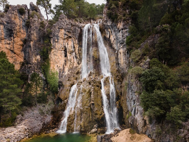 Foto gratuito vista aerea del paesaggio della cascata